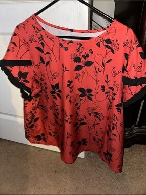 Women's Coral Floral Short Sleeve Top with Black Trim